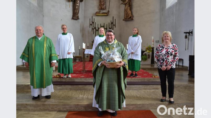 Über ein Starterpaket mit Spezialitäten aus dem Moosbacher Land freut sich der neue Pfarrer Udo Klösel beim ersten Sonntagsgottesdienst. Bild: gi