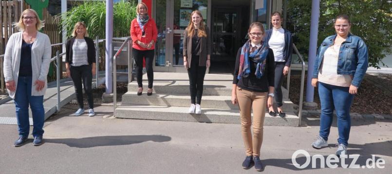 Schulleiterin Christine Wiesend (Dritte von links) begrüßte die neuen Kolleginnen Theresa Schindler, Corinna Böhm, Nathalie Häusler, Gloria Mark, Judith Högl und Selina Lobenwein (von links). Bild: jzk