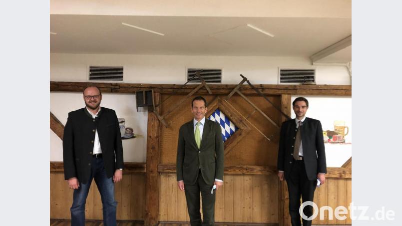Albert Rupprecht (Mitte) soll wieder in das Rennen um das Bundestagsmandat gehen. Landrat Andreas Meier (links) und CSU-Kreisvorsitzender Stephan Oetzinger unterstützen den Waldthurner. Bild: CSU Kreisverband/exb