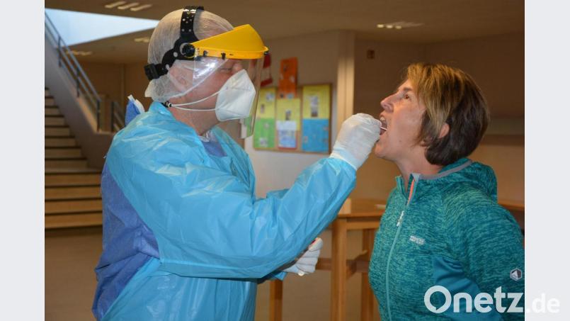 Dr. Achim Nemsow (links) und sein Praxisteam nahmen in der Realschule im Stiftland in Waldsassen Abstriche von 130 Personen, die in den örtlichen Kindergärten und Schulen beschäftigt sind. Bild: jr