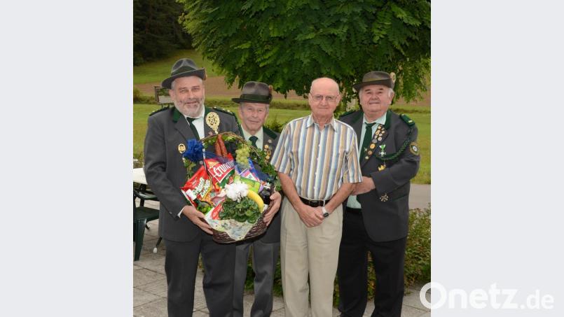 Schützenmeister Werner Grünthaler mit Werner Luber, Jubilar Georg Hagerer und Manfred Pirner. Bild: ker
