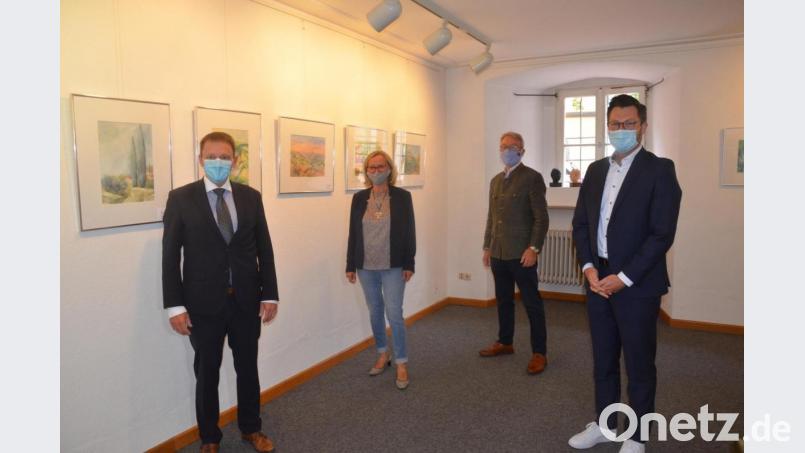 Oberbürgermeister Jens Meyer (links), MdL Christoph Skutella (rechts) und Bürgermeister Reinhold Wildenauer (2.v.r.) eröffnen gemeinsam mit Künstlerin Melita Todorovic die Ausstellung &quot;In der Welt zuhause&quot;, die momentan im Alten Schulhaus zu sehen ist. Bild: Kunz