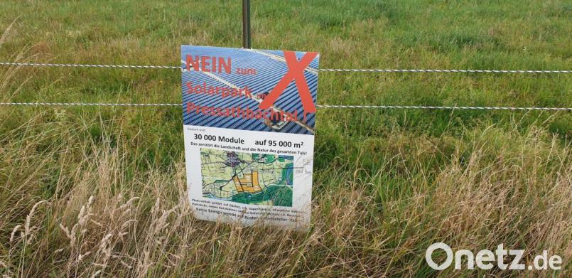 Die Plakate der Solarpark-Gegner hängen noch immer in Riggau bei Pressath - allerdings war die Aktion ohne Erfolg. Bild: msh