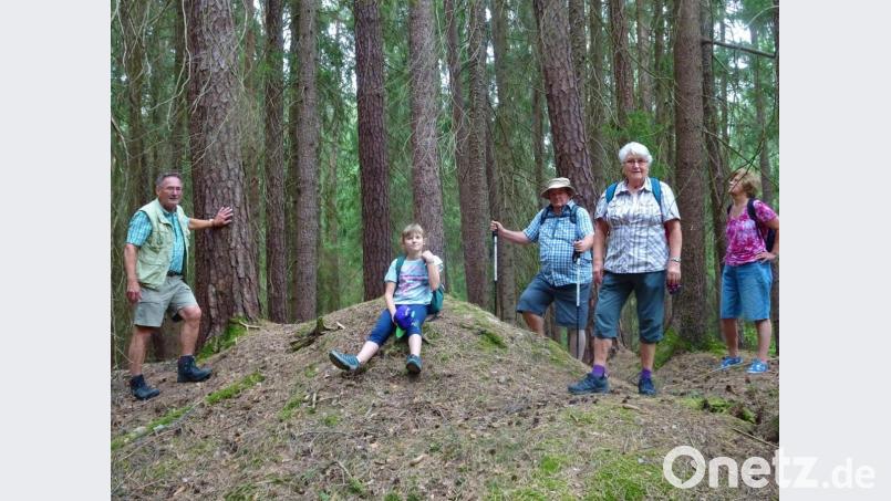 Ein Höhepunkt der Wanderung war die Besichtigung des circa 30 Gräber umfassenden Grabhügelfeldes im Salleröder Tal. Links Wanderführer Josef Schmaußer mit Anna Gottschalk (Zweite von rechts), sie hatte die Tour organisiert. Bild: schß