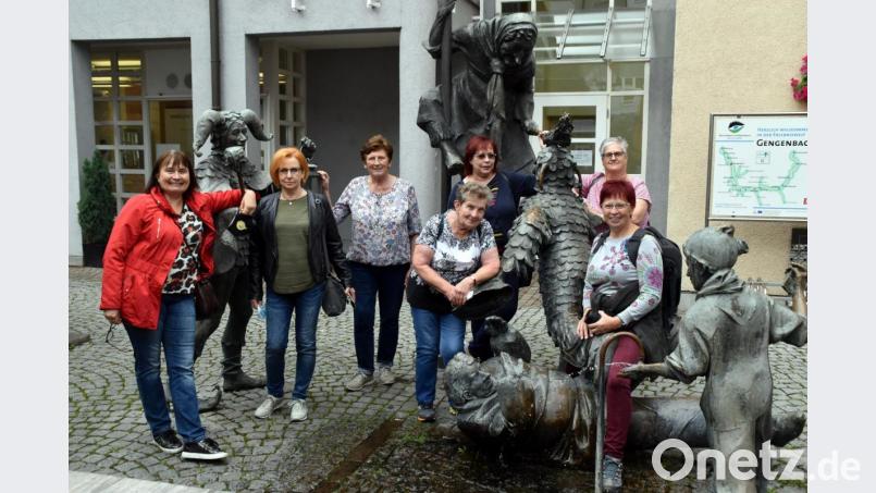In Gengenbach besichtigen die Frauen der "Höhe 309" auch den "Hexenbrunnen". Bild: hcz