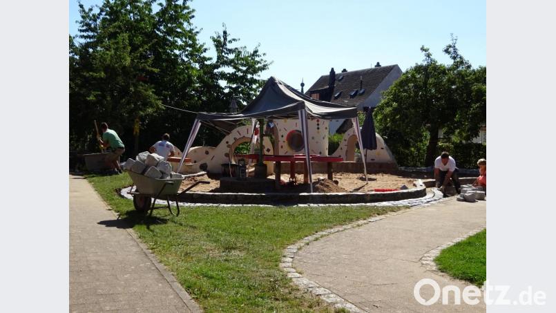 Eine neue Umrandung bekam der große Sandkasten. Der Behelfspavillion wird noch neuen, großen Sonnenschirmen weichen. Bild: fks