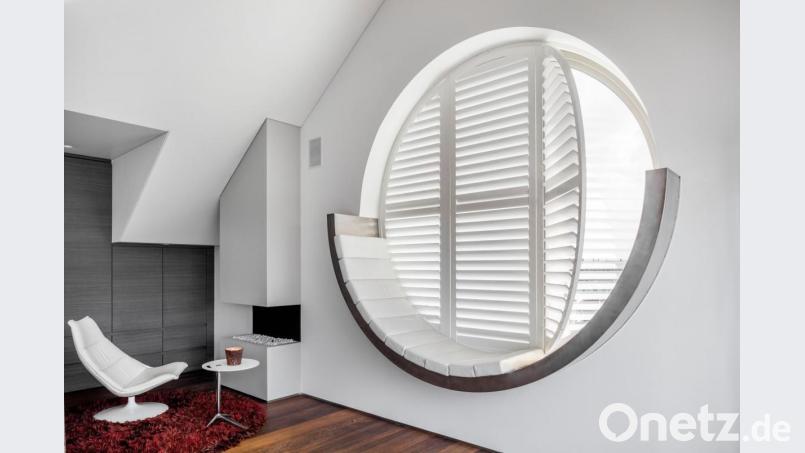 Runder Ausblick: Auch besondere Fensterformen lassen sich mit den maßgeschneiderten Lösungen ausstatten. Bild: djd/Jasno Shutters/SMILE Fotografie