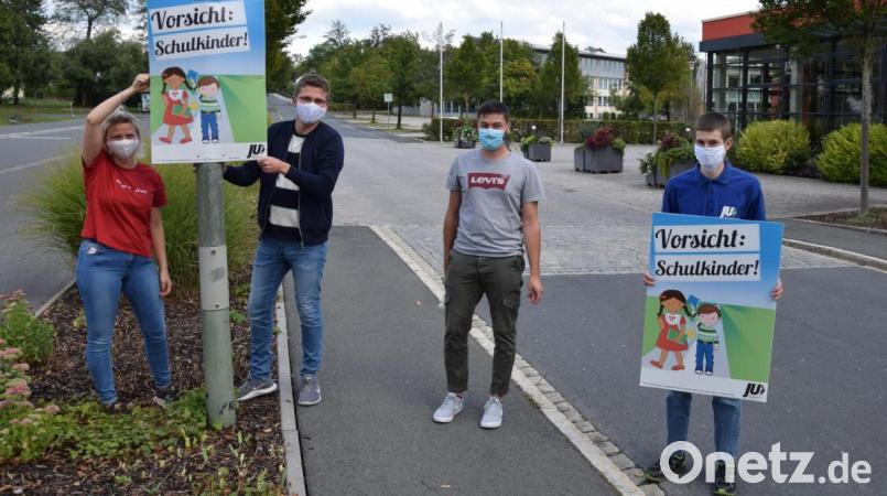 Die jüngste Kemnather Stadträtin Maria Heser (CSU), der Vorsitzende des Kemnather JU-Ortsverbandes Oliver Rauch, dessen Stellvertreter Marco Schäffler und Matthias Wöhrl (von links) waren im Stadtgebiet unterwegs, um mit den auffallenden Plakaten auf den Schulweg aufmerksam zu machen. Bild: mde