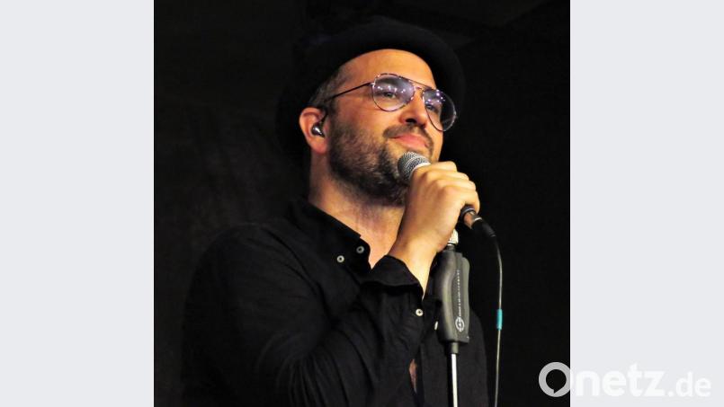 Cosmo Klein ist ein großartiger Sänger und Interpret des legendären Soulmusikers Marvin Gaye. Er freut sich, in Tirschenreuth wieder auf einer Bühne stehen zu können nach langer Auszeit wegen Corona. Bild: ubb