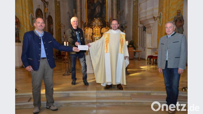 Der Vorsitzende des Kapellenvereins Ober-Untertresenfeld, Josef Fritsch, und dessen Stellvertreter Alois Bäumler (von links) überreichen Dekan Alexander Hösl (Zweiter von rechts) und Kirchenpfleger Günter Hassmann (rechts) 1000 Euro für die Kindergartensanierung. Bild: dob