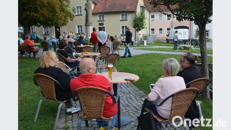 Über den ganzen Therese-Neumann-Platz verstreut saßen die Zuhörer und Besucher und lauschten den Klängen der Konnersreuther Blaskapelle. Bild: jr