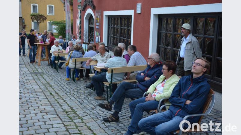 Über den ganzen Therese-Neumann-Platz verstreut saßen die Zuhörer und Besucher und lauschten den Klängen der Konnersreuther Blaskapelle. Bild: jr