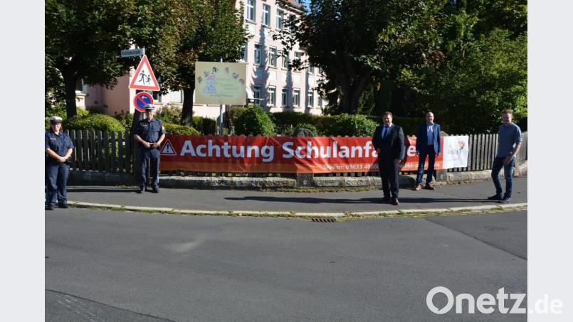 Sie stellten das Banner am Zaun des städtischen Kinderhauses in Mitterteich vor: (von links) Polizeihauptmeisterin Diana Lenz, Polizeihauptkommissar Manfred Liebl, Bürgermeister Stefan Grillmeier, Armin Bauer (Krankenkasse Provita) und Jugendbeauftragter und JU-Ortsvorsitzender Christoph Hampel. Bild: jr