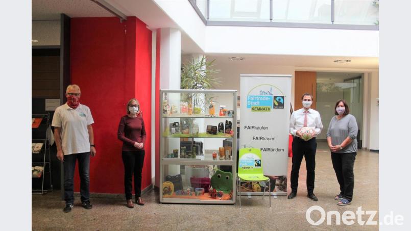 Die Fair-Trade-Steuerungsgruppe und die Sparkasse Kemnath setzen Fair-Trade-Produkte ins richtige Licht. Bild: stg