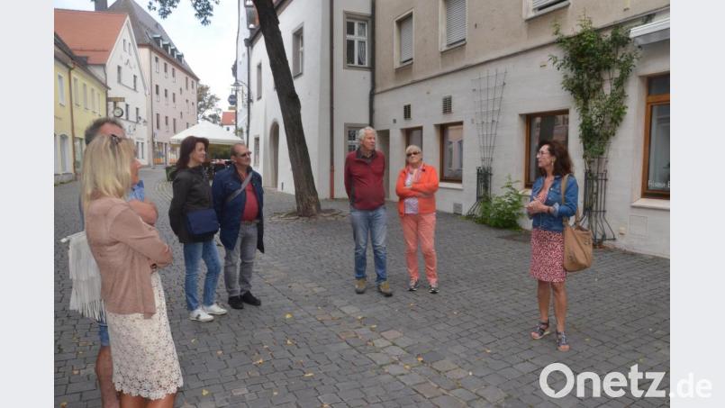Eva Ehmann mit ihrer Gruppe vor dem Weidener Stadtrichterhaus in der Schulgasse, wo während des 30-jährigen Krieges wegen Zauberei ermittelt worden sei. Bild: Kunz