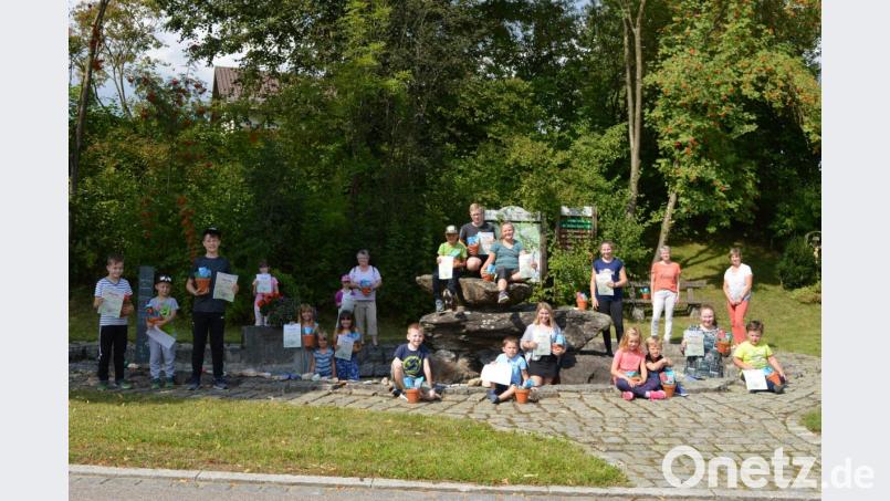 Die Verantwortlichen der Kinderaktion des Gartenbauvereins Muschenried würdigten den Fleiß und die Mühen der Teilnehmer. Bild: bej