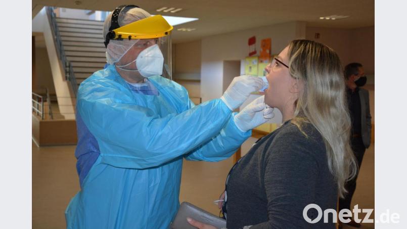 Dr. Achim Nemsow (links) und sein Praxisteam nahmen in der Realschule im Stiftland in Waldsassen Abstriche von 130 Personen, die in den örtlichen Kindergärten und Schulen beschäftigt sind. Bild: jr