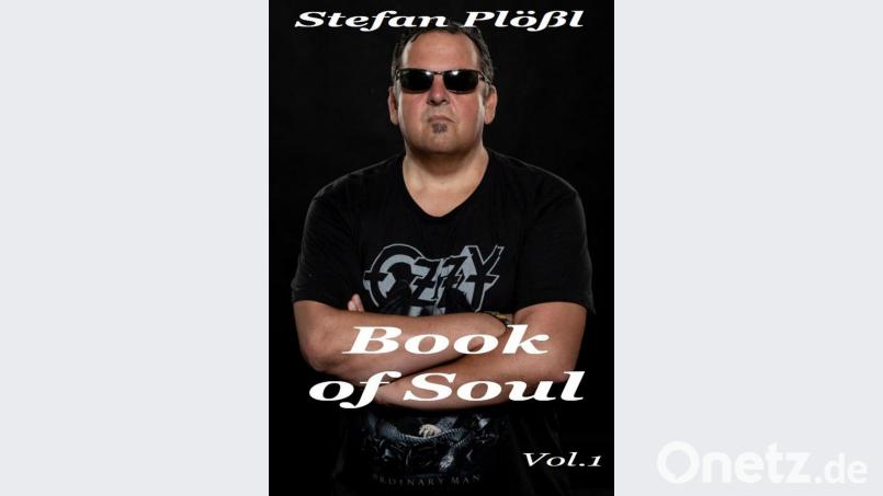Der gebürtige Schwandorfer Stefan Plößl posiert auf dem Cover seines Kochbuchs &quot;Book of Soul&quot; als Hard-Rock-Fan. Im Inneren geht es überwiegend um oberpfälzische, aber auch um italienische Gerichte. Bild: Thomas Dobler