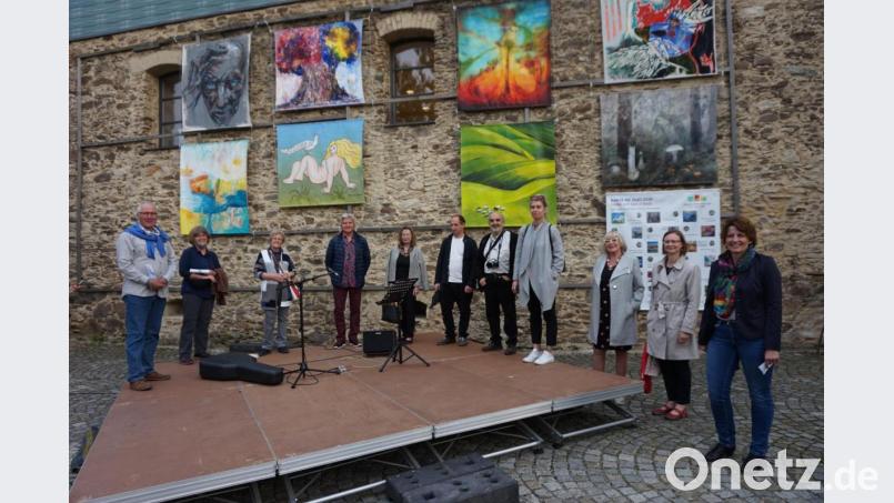 Farbenprächtig zeigt sich die Außenmauer des Cebb-Gebäudes .Zur Eröffnung der Ausstellung &quot;Farbe auf der Straße&quot; hieß CeBB-Leiterin Veronika Hofinger (rechts) die Künstler (ab dritter von links) Gerda Moser, Tom Brankovic, Věra Knetlová, Petr Filip, Jan Jelínek, Anna Arnetová, Květa Monhartová und Sylvie Němečková willkommen. Pavel Šobra und Frauke Schießl (von links) sind Preisträger der Sommerausstellung. Bild: eib