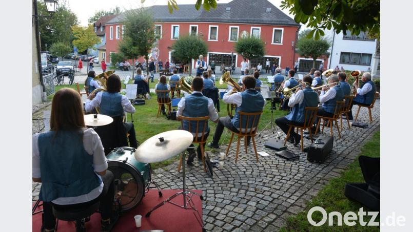 Eine öffentliche Probe veranstaltete die Blaskapelle Konnersreuth am frühen Samstagabend. Es war der erste öffentliche Auftritt seit Monaten. Bild: jr