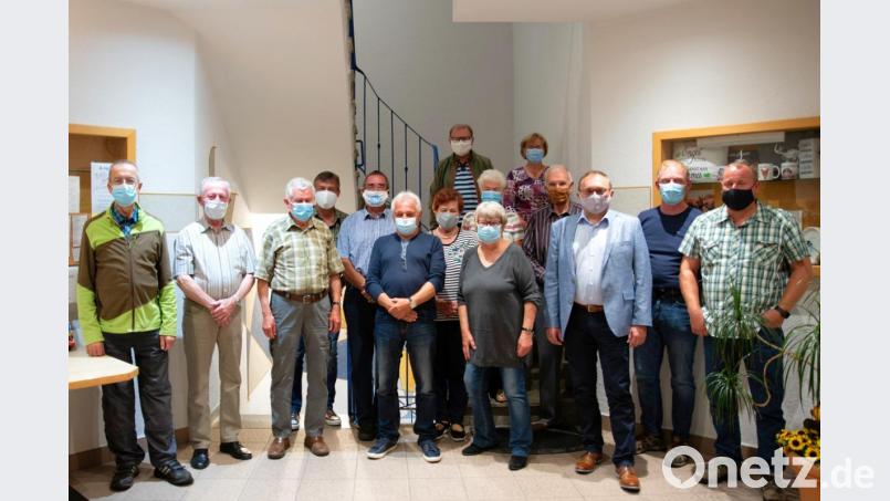 Reinhard Werner (Sechster von links) unterstützt als neuer zweiter Vorsitzender die Vorstandschaft des OWV Waidhaus um Vorstand Detlef König (links dahinter), Schriftführerin Gerlinde König (vorne, Mitte) und Kassier Wolfgang Engl (Vierter von links). Bild: fjo