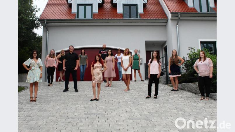 Froh, bestanden zu haben: Die Abschlussklasse der Berufsfachschule für Krankenpflege am Krankenhaus St. Barbara feierte. Bild: mvs