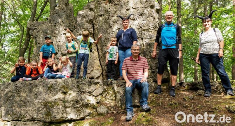 Die Kinder mit den Betreuern vom CSU--Ortsverband bei einer Felsengruppe auf der Hainsburg. Bild: no