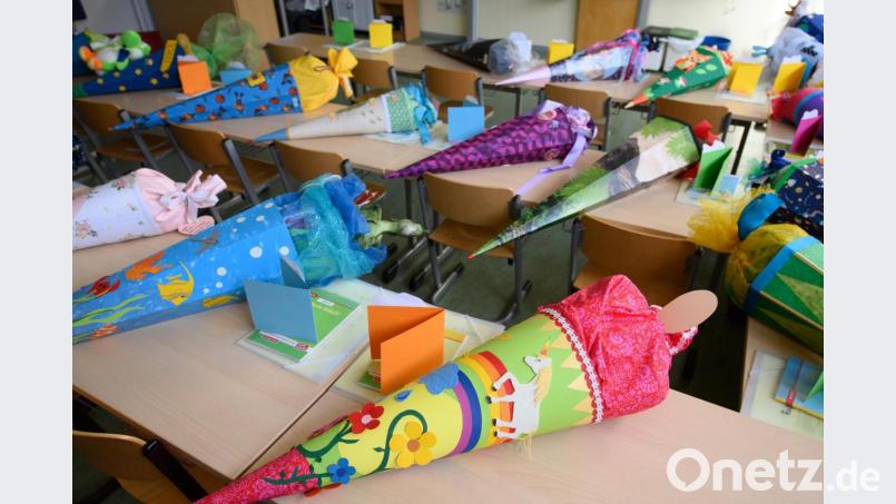 Schultüten auf den Schulbänken. Der große Tag der ABC-Schützen unter besonderen Bedingungen. Bild: Robert Michael/dpa