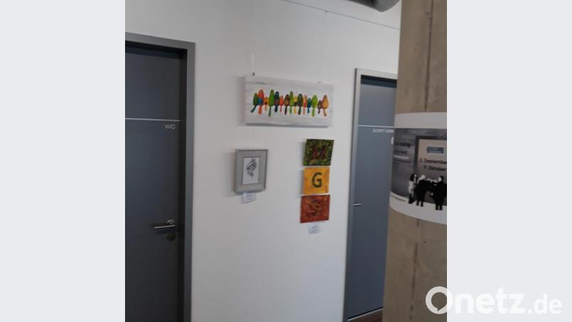 Jetzt sind die Werke auch in einer Amberger Praxis zu sehen. Bild: Susanne Kempf/exb