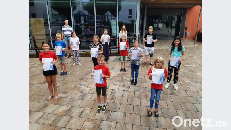 Die Kinder sind stolz auf ihre theoretischen und praktischen Leistungen bei der Juniorprüfung. Bild: ekl