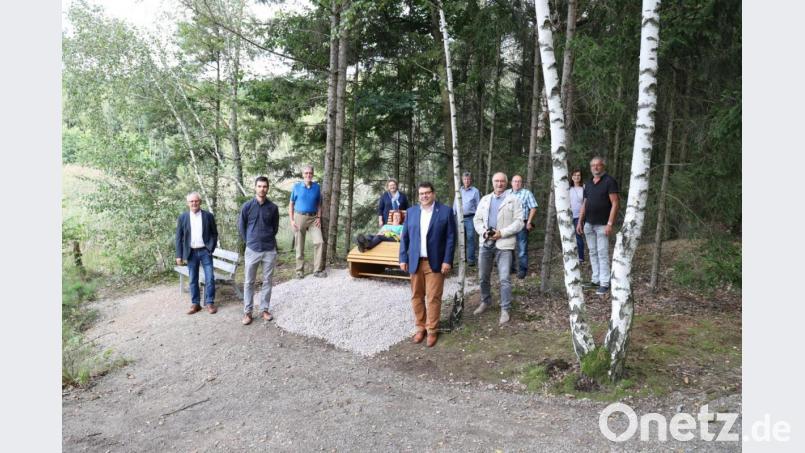 Laut einer Jury gehört der Knappensee zu den schönsten Orten im Landkreis. Als Preis spendierte die Schreinerinnung eine Holzliege. Bild: Michael Weiß/VG Wackersdorf-Steinberg am See