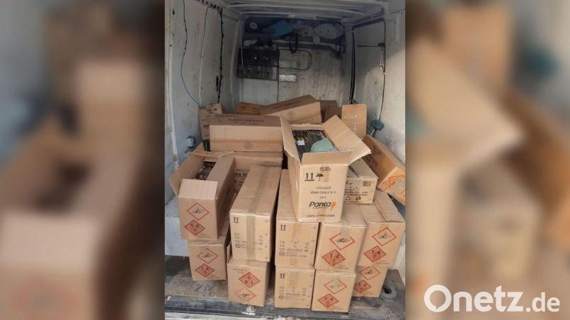 Über eine Tonne illegaler Pyrotechnik entdeckten Waidhauser Bundespolizisten auf der Ladefläche eines Transporters. Bild: Bundespolizei Waidhaus