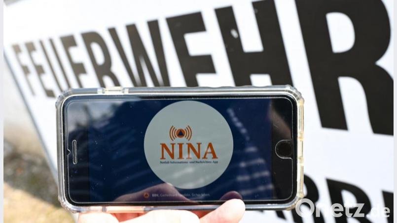 Beim ersten bundesweiten Warntag seit 30 Jahren wird am Donnerstag auch die Warn-App NINA auf Smartphones aktiv. Bild: Arne Dedert/dpa