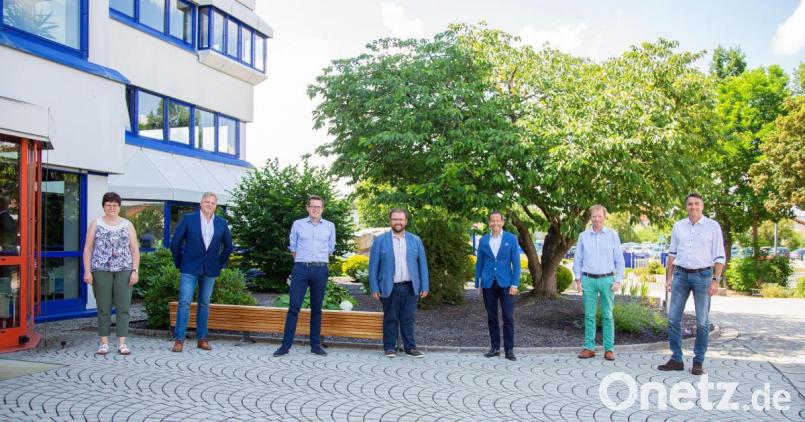 Abgeordneter Albert Rupprecht besuchte mit dem Kastler Bürgermeister Hans Walter (Fünfter und Vierter von links), Zweiter Bürgermeisterin Michaela Veigl und VG-Geschäftsstellenleiter Reinhard Herr (von links) die Firma IEM Fördertechnik: Gesprächspartner waren die geschäftsführenden Gesellschafter Ralf Zander und Alexander Remes (von rechts) sowie Mitarbeiter Michael Koch (Dritter von links). Bild: stg