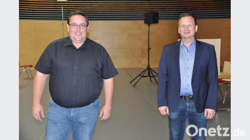 Bürgermeister Christian Porsch (rechts) gratulierte Heiko Adelhardt zur Wiederwahl als Ortssprecher für die Bewohner der Altgemeinde Plössen. Bild: ak