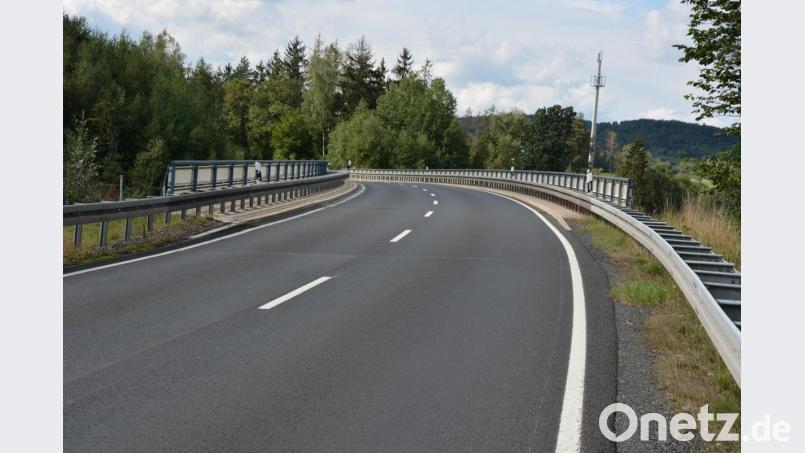 Die Staatsstraße Mitterteich nach Pechbrunn wird ab 28. September bis 13. November in diesem Brückenbereich komplett gesperrt sein. Bild: jr