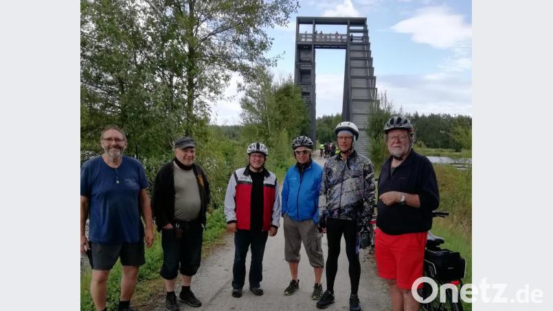 Die Teilnehmer der Radtour diskutierten die mögliche Reaktivierung der stillgelegten Bahntrasse zwischen Wiesau und Liebenstein. Dabei waren unter anderem die Stadträte Franz Heinrich (links) und Konrad Schedl (Dritter von links). Bild: Konrad Schedl/exb