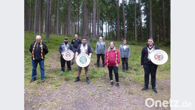 Die neuen königlichen Regenten und Meister mit Sportleiter Georg Regn, Schützenmeister Peter Nickl und Jugendleiter Roman Sparrer (dahinter, von rechts). Bild: bk