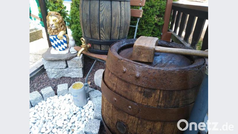 Echtes Fass, echter Zapfhahn, simuliertes Bier: Der Löwe wacht darüber. Bild: ksa
