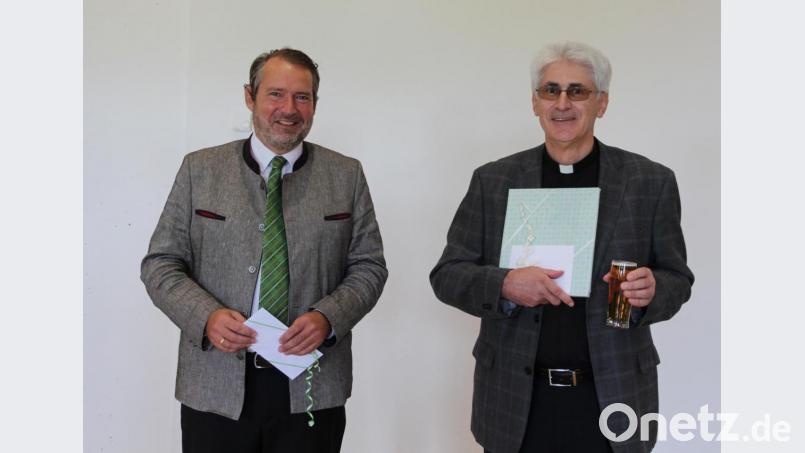 Auch Bürgermeister Frank Zeitler überreichte dem scheidenden Pfarrvikar Lettner ein Erinnerungsgeschenk der Stadt Nabburg und nutzte die Chance seine persönlichen Sprachkenntnisse in &quot;Afrikaans&quot;, einer der Amtssprachen Südafrikas, wieder etwas aufzufrischen. Bild: bph