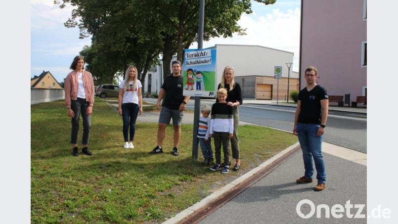 JungeUnion-Vorsitzender Stefan Pappenberger, Julia Waldmann mit ihren beiden Söhnen, Daniel Wegmann, Christina Römisch und Leonie Wendt (von rechts) wollen die Autofahrer an den Schulanfang erinnern. Bild: sne