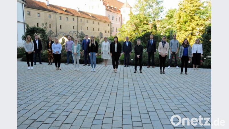 Acht neue Lehrer für die Mittelschule sowie zwei Förderlehreranwärterinnen und drei Fachlehreranwärter starten ihren Dienst an der Schule. Von Schulamtsdirektorin Beatrix Hilburger (Neunte von links) bekamen sie bei der Vereidigung Tipps für ein erfolgreiches Lehrerleben mit auf den Weg. Bild: Christine Hollederer/exb
