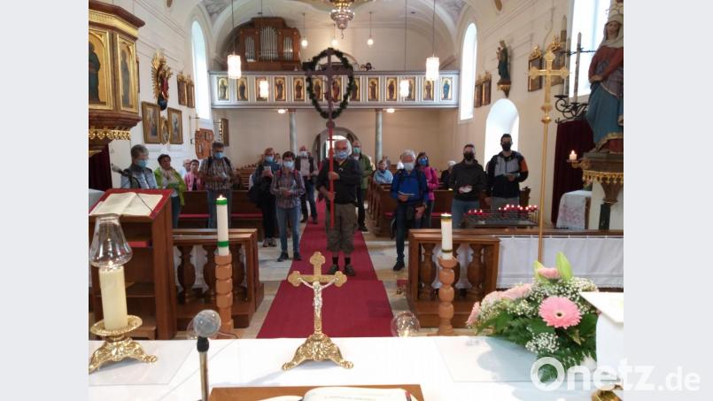 Trotz fehlender Aussicht auf eine verdiente Maß Bier und Bratwürste machten sich am Sonntag knapp 20 Wallfahrer aus der Nachbarpfarrei Ursulapoppenricht auf den Weg und pilgerten auf den Mausberg hinauf, wo sie singend in die Kirche einzogen Bild: swo