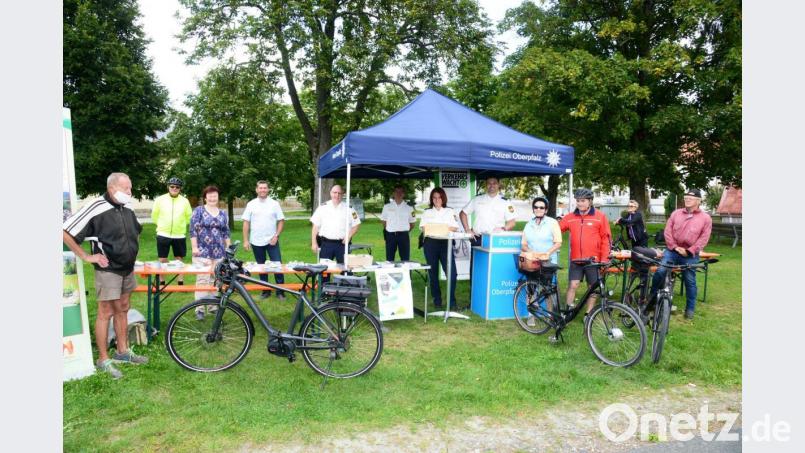 Auf dem Pleysteiner Zimmerplatz unmittelbar am &quot;Bocklradweg&quot; informieren die Polizeiinspektionen Neustadt/WN, Vohenstrauß und Eschenbach mit ihren Verkehrssachbarbeitern zur richtigen Benutzung von E-Scootern und E-Bikes ein. Bild: bey
