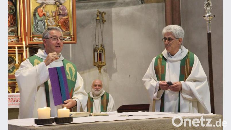 Pfarrer Hannes Lorenz (links) überreichte er dem scheidenden Pfarrvikar Msgr. Klaus-Oskar Lettner ein Hinterglasbild vom Heiligen Burchard, dessen Fürsprache ihn auf dem Weg in die Zukunft begleiten solle. Bild: bph