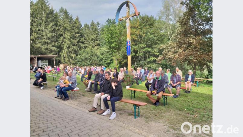 Optisch war auch der Platz vor der Kirche gut mit Wallfahrern gefüllt. Bild: swo