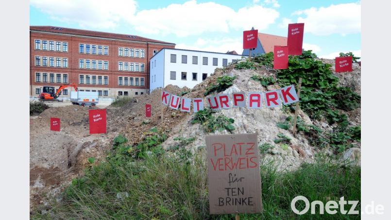 Nicht nur eine Rote Karte gibt es von der IG Menschengerechte Stadt für die Stadt Amberg und Investor Ten Brinke. Die IG will erreichen, dass anstelle eines dort geplanten „monströsen Bauwerks“ ein Kulturpark entsteht. Bild: Stephan Huber