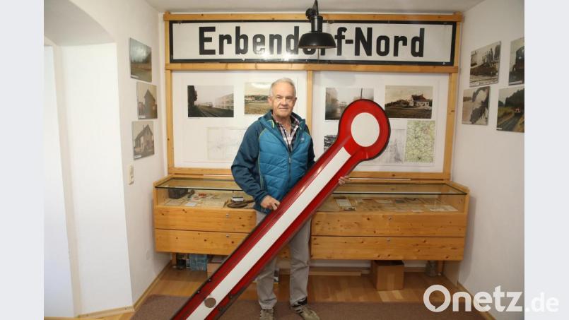Museumsleiter Manfred Klöble mit dem Signalflügel eines Hauptsignals, das dem Heimat- und Bergbaumuseum überlassen wurde. Bild: njn