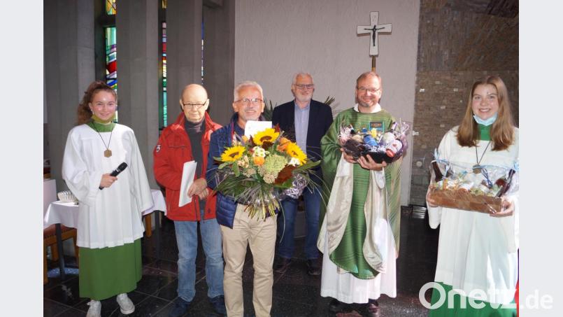 Bei der Geschenkübergabe an Pfarrer Thomas Stohldreier (von links): Lucie Lang, Pfarrgemeinderatssprecher Ernst Lenk senior und Stellvertreter Alfred Wulfänger, Kirchenpfleger Gerhard Loreth, der Jubilar und Sina Haberberger. Bild: du
