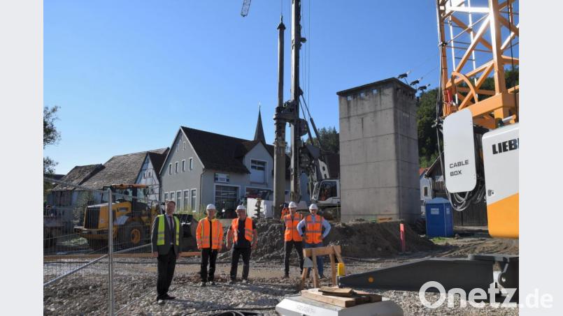 Begutachten die Arbeiten für den Brückenneubau über die Lauterach in Hohenburg (von links): Bürgermeister Florian Junkes, Heinrich Renghart vom Straßenbauamt Amberg-Sulzbach, Projektleiter Alexander Frais vom Straßenbauamt Amberg-Sulzbach sowie Oberbauleiter Christian Schmied und Bauleiter Johannes Klein (beide Baufirma Strabag). Bild: bö